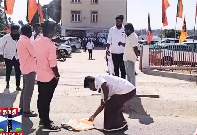 நயினார் நாகேந்திரனுக்கு வாங்கிய சால்வையை தீவைத்து எரிக்க முயன்ற பா.ஜ.க. நிர்வாகி